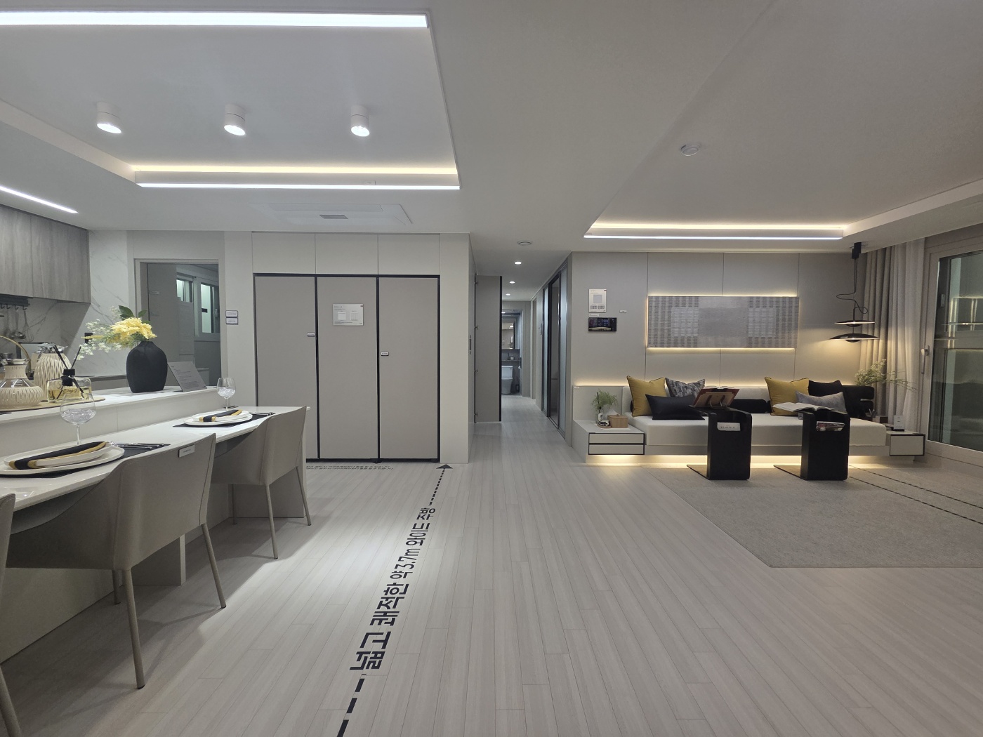 울산 문수로 코아루 에듀스카이 거실 주방 광폭 실사진